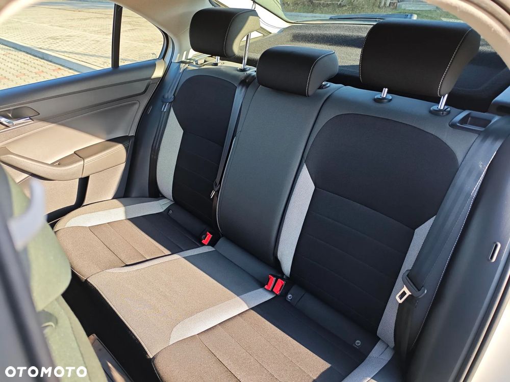 Skoda RAPID Spb 1.2 TSI Ambition - 12