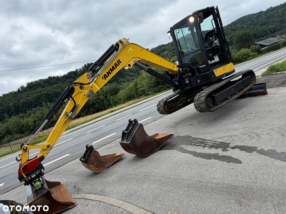 Yanmar VIO50-6A Koparka Gąsienicowa 5 ton jak Nowa z Salonu 2018 rok. 1900 mtg. Szybko-złącze. Łyżka uchylna Hydraulicznie. 3 łyżki Oryginalne skandynawskiego typu. Yanmar silnik 4 cylindry! Maszyna z Norwegii. DEKRA 2026rok AKTUALNA! Dokumentacja! Pompa ON. ani deka luzów i wycieków! OKAZJA Linia Hydr. Plus. Długie ramię PLUS. Oświetlenie LED. Gąski bardzo ładne. Wielka Okazja! Pełne sterowanie z dżojstików!! - 12