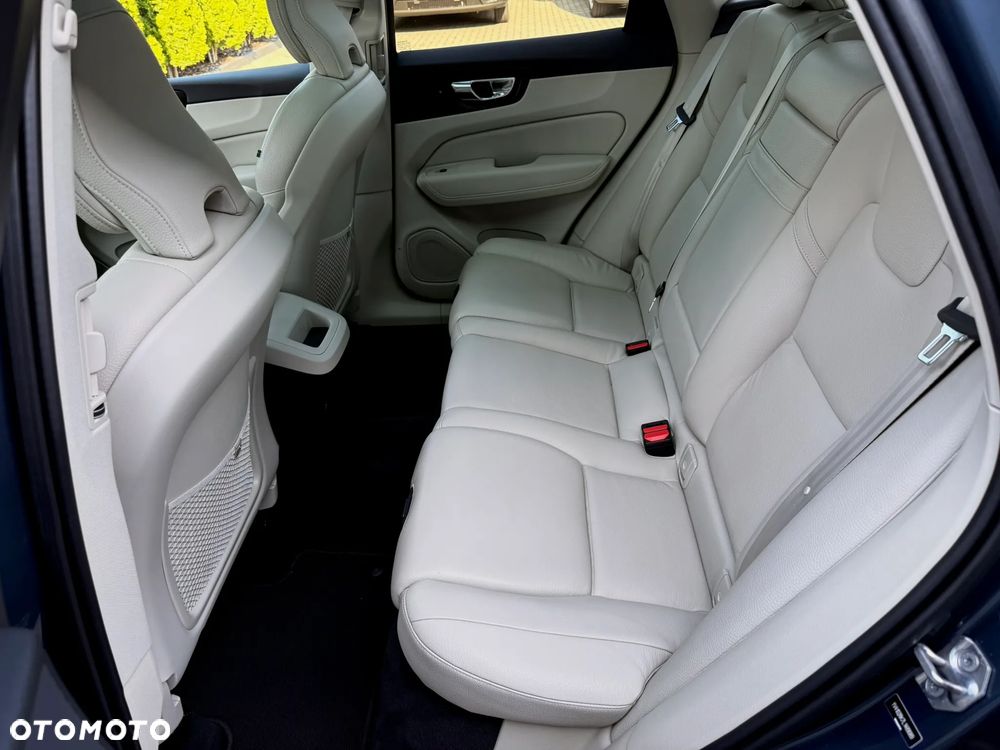Volvo XC 60 B5 B Momentum - 24
