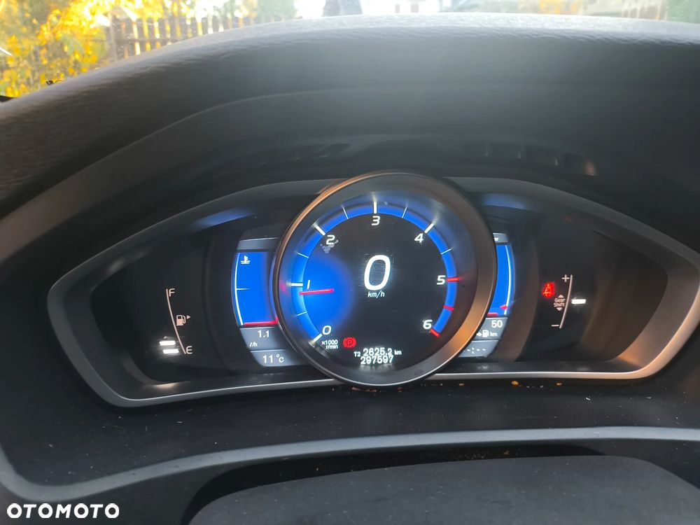 Volvo V40 D2 R-Design - 11