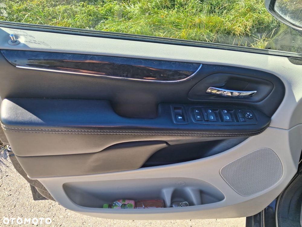 Chrysler Town & Country - 12