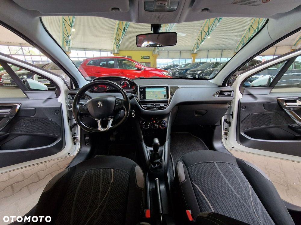Peugeot 208 - 18