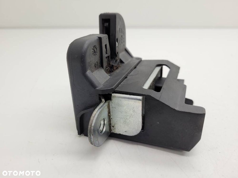 ZAMEK KLAPY TYLNEJ BAGAŻNIKA VW TOURAN I 1T0827505F 2006 EU - 4