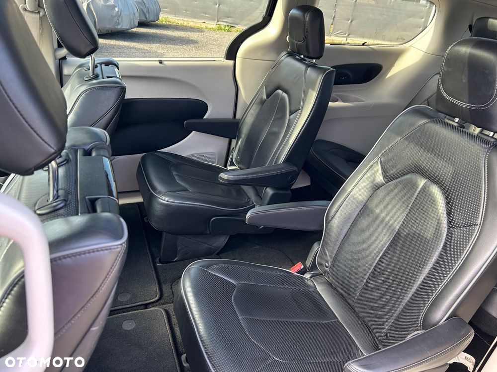 Chrysler Pacifica - 17