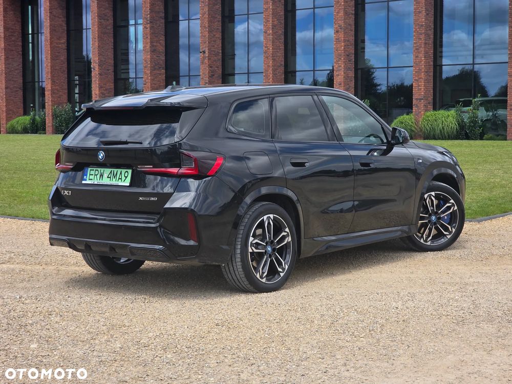 BMW iX1 xDrive30 66.5kWh M Sport - 11