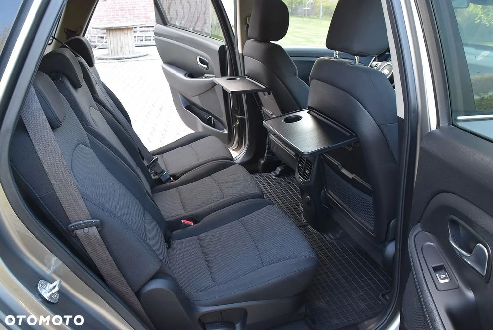 Kia Carens - 14