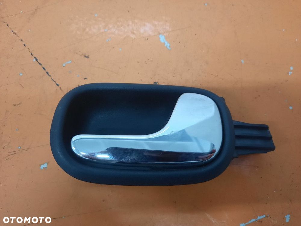 ### AUDI A4 B5 94-99 KLAMKA WEWNĘTRZNA PRAWA TYLNIA  DRZWI 8D0839020 - 1