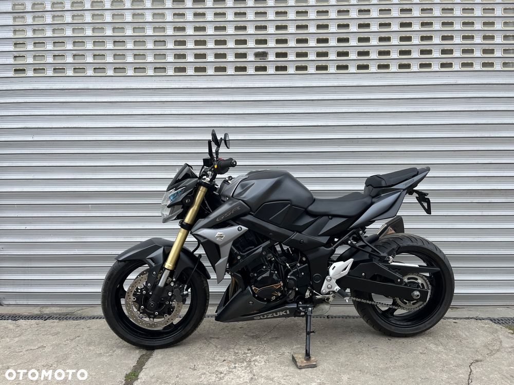 Suzuki GSR - 1