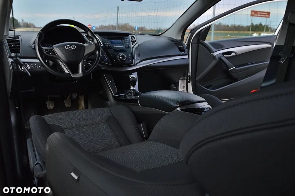 Hyundai i40 Kombi blue 1.6 Family - 13