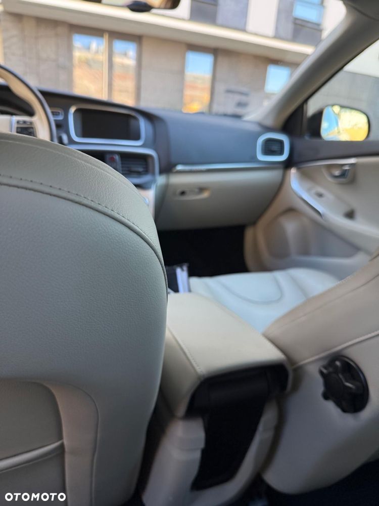 Volvo V40 Cross Country T3 Drive-E Summum - 4