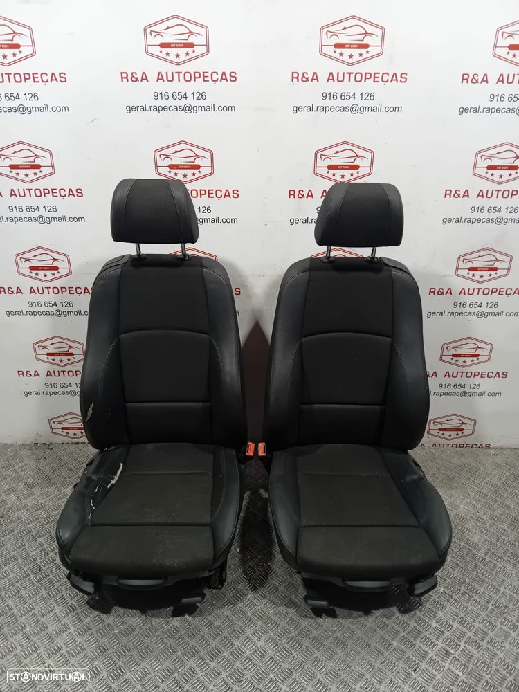Conjunto de Bancos BMW Série 1 E82 Pack M em Pele e Alcântara Original - 17