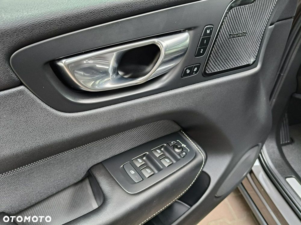 Volvo XC 60 T6 AWD Plug-In Hybrid R-Design - 20