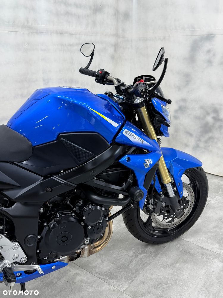 Suzuki GSR - 11