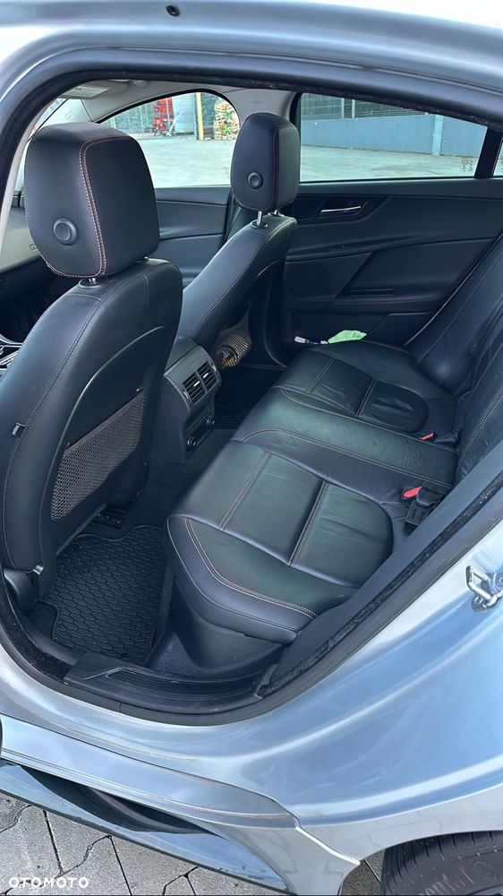 Jaguar XE - 18