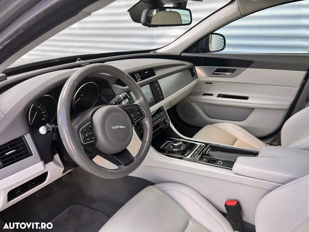 Jaguar XF 35t Prestige - 7