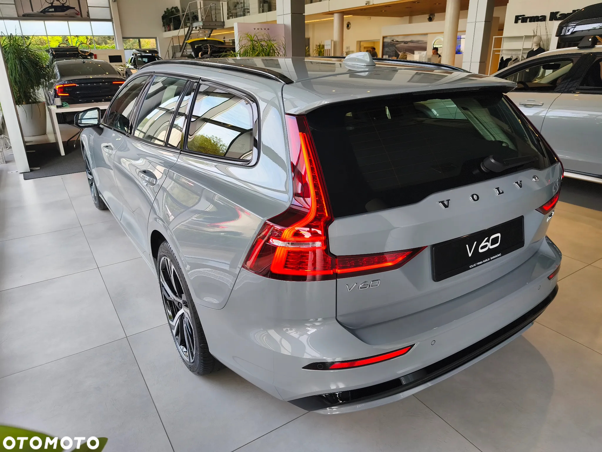 Volvo V60 T6 AWD Plug-In Hybrid Plus Dark - 2