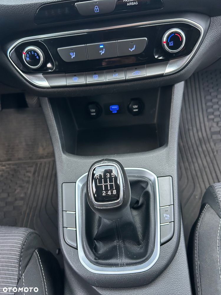 Hyundai i30 1.5 DPI Classic + - 21