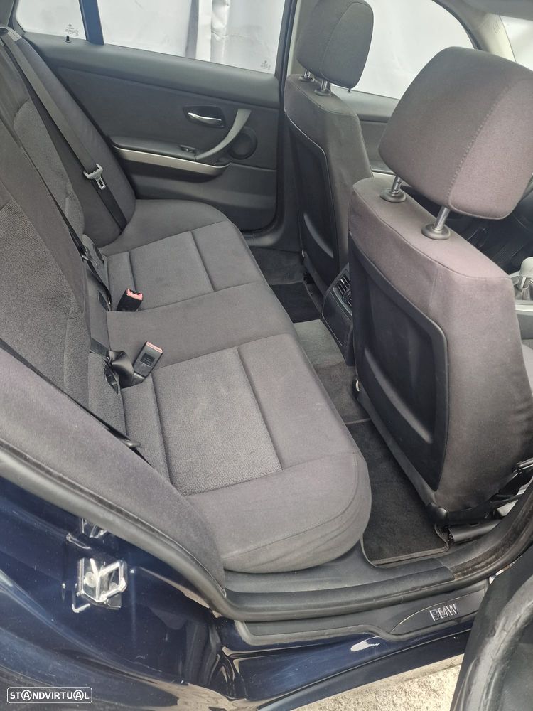 BMW 318 d Dynamic - 11