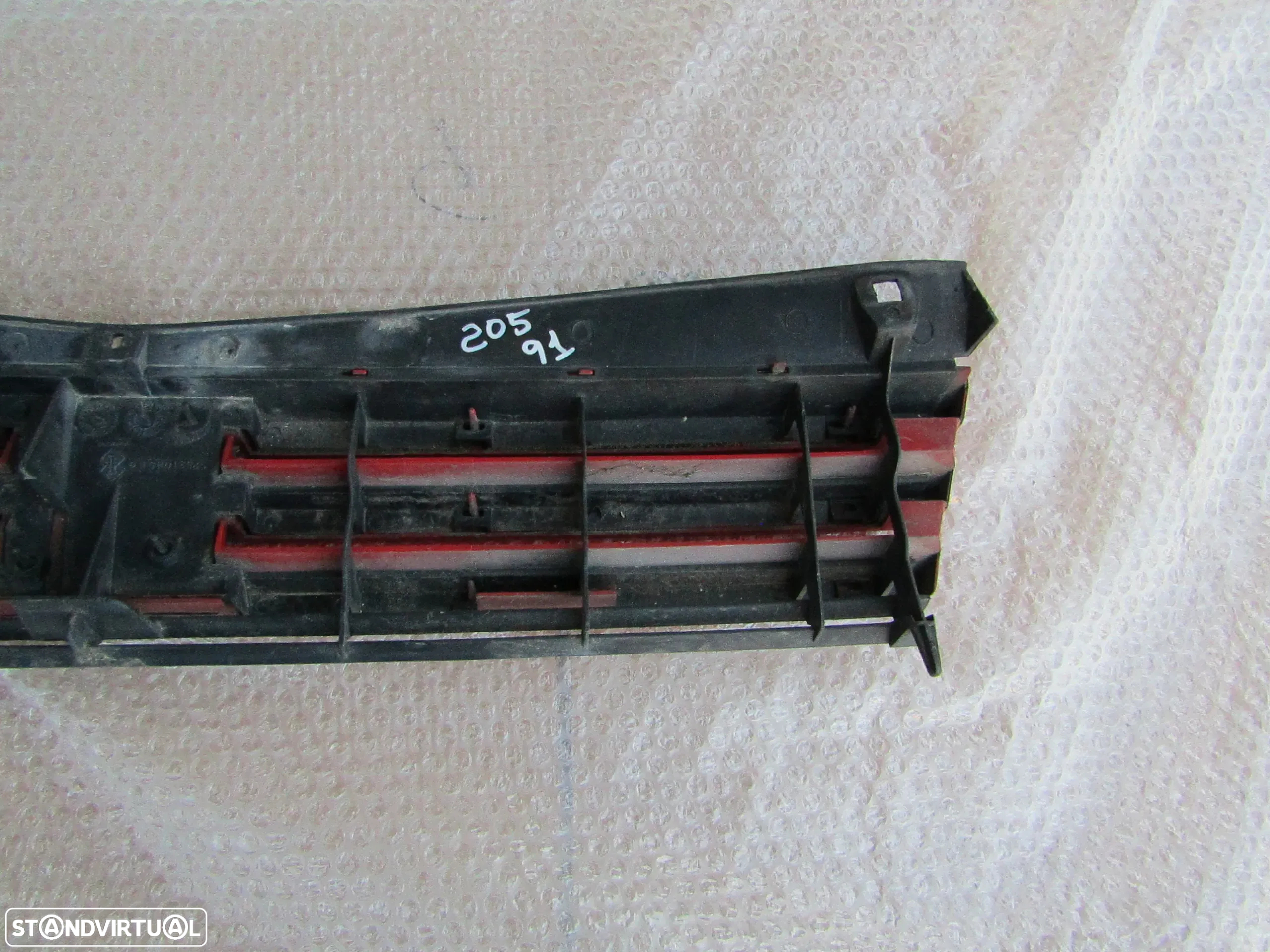 Grelha central Peugeot 205 original usada - 6