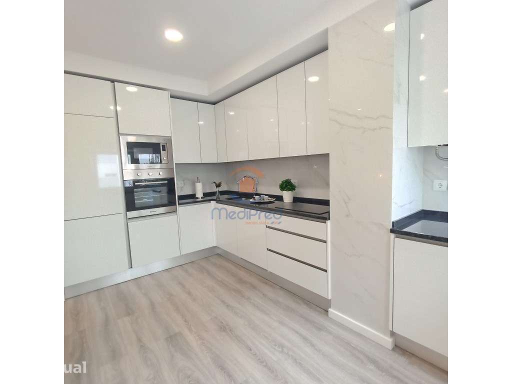 Apartamento T3 Totalmente Remodelado, com varanda | Centro de Benfi... - Grande imagem: 2/10