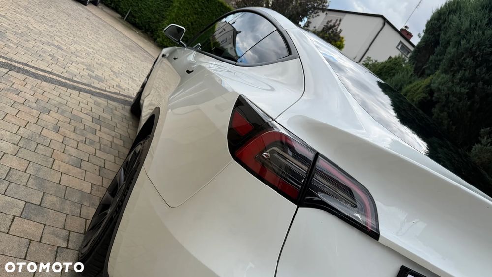 Tesla Model Y Long Range AWD - 11