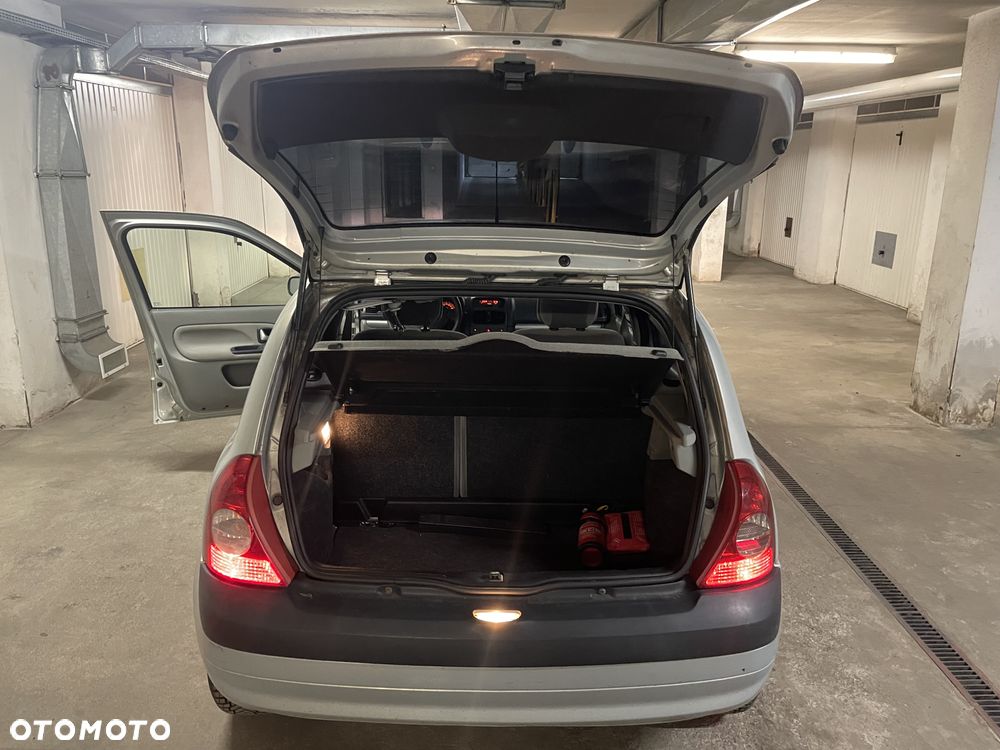 Renault Clio 1.4 16V Privilege - 11