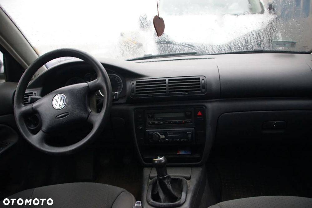 Auto na części - Volkswagen Passat B5 Lift 1.9 TDI 130 KM AWX GGB LA7T 2005R Silnik Skrzynia Drzwi Maska Klapa Zderzak Błotnik Szyba Lusterko Deska Kokpit Sterownik Moduł Czujnik Licznik Kierownica Panel - 14
