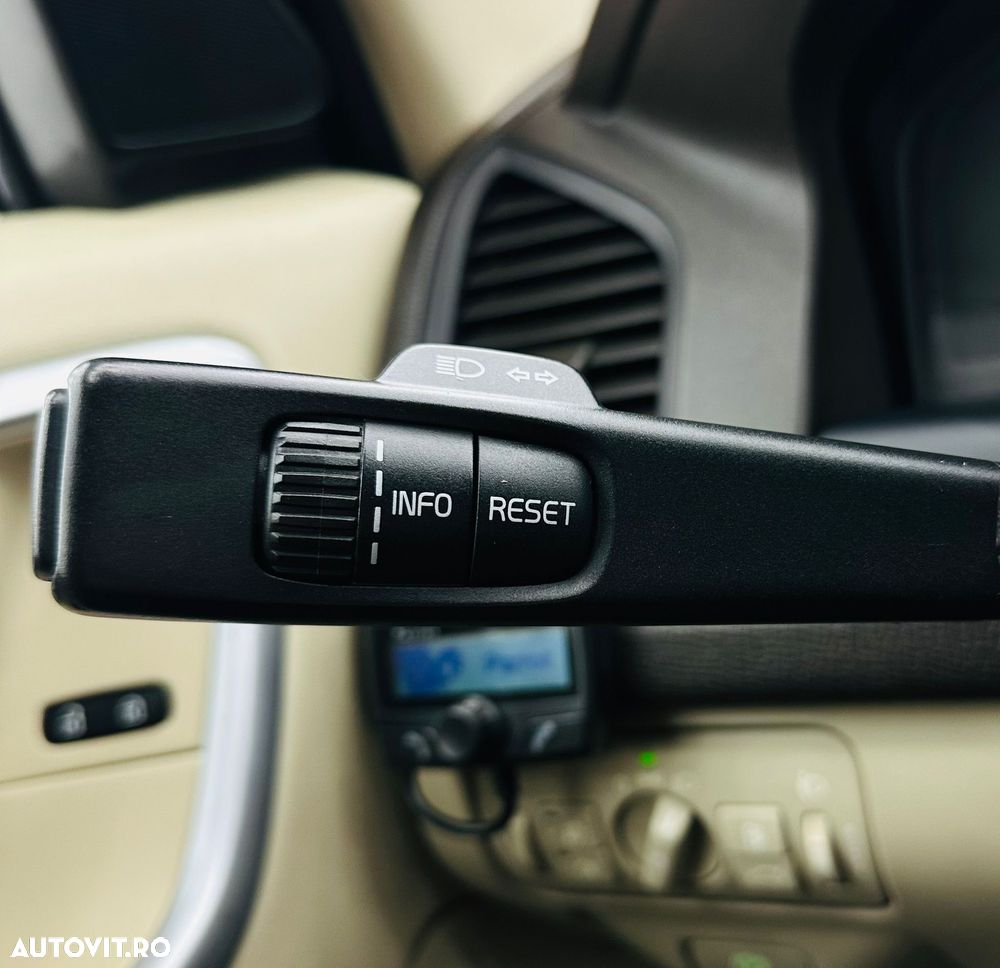 Volvo XC 60 D4 AWD Momentum - 25