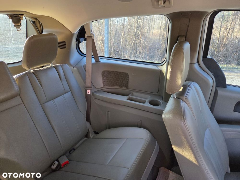 Chrysler Town & Country - 13