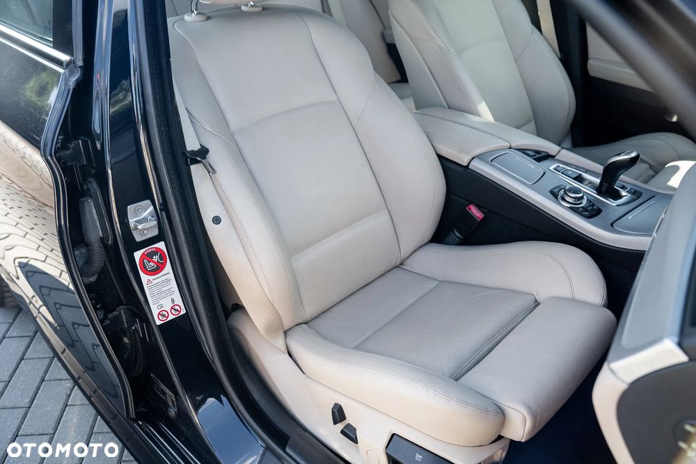 BMW Seria 5 528i Sport-Aut - 24