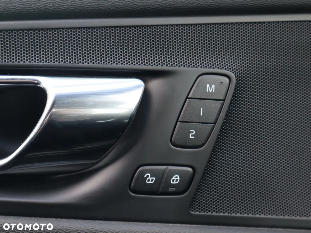 Volvo XC 60 T5 AWD R-Design - 20