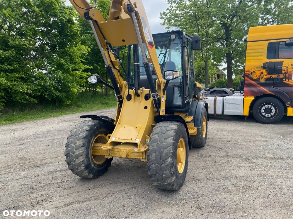 Caterpillar CAT 907H2, 2014 ROK, 4900 MTH, ŁYŻKA OTWIERANA + WIDŁY, z NIEMIEC, - 21