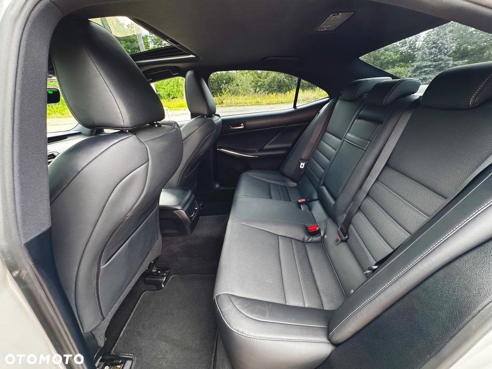 Lexus IS 200t / 300 F Sport - 19