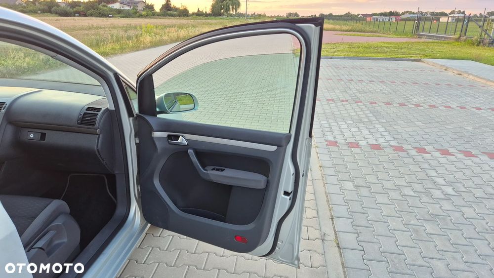 Volkswagen Touran 2.0 TDI Highline - 25