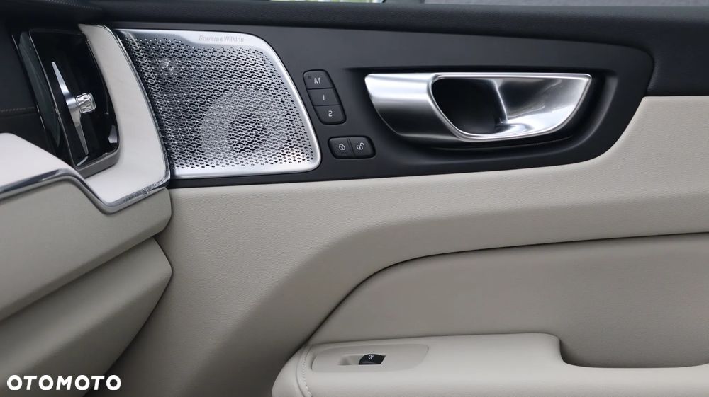 Volvo XC 60 B5 B AWD Ultra Dark - 18