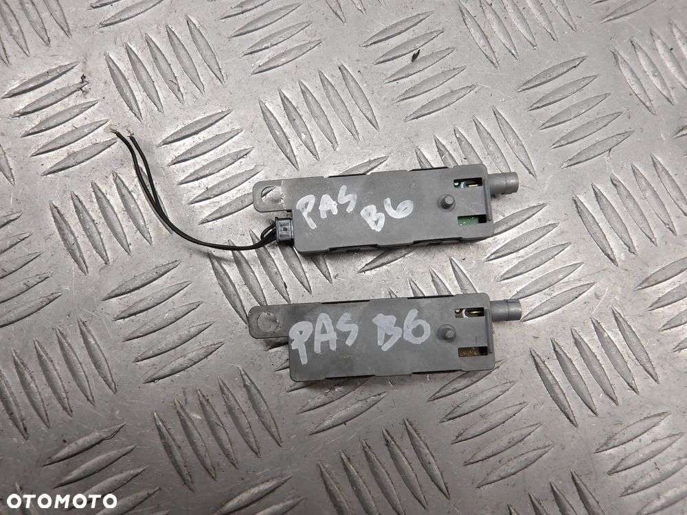 VW PASSAT B6 KOMBI 1.6TDI 2009r. WZMACNIACZ ANTENY 3C9035552A - 1