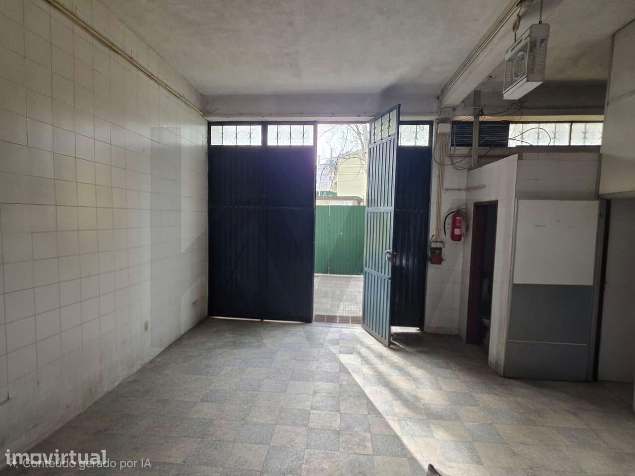 Armazém Industrial com Isolamento Térmico | Casal da Silveira, Famões - Grande imagem: 2/21