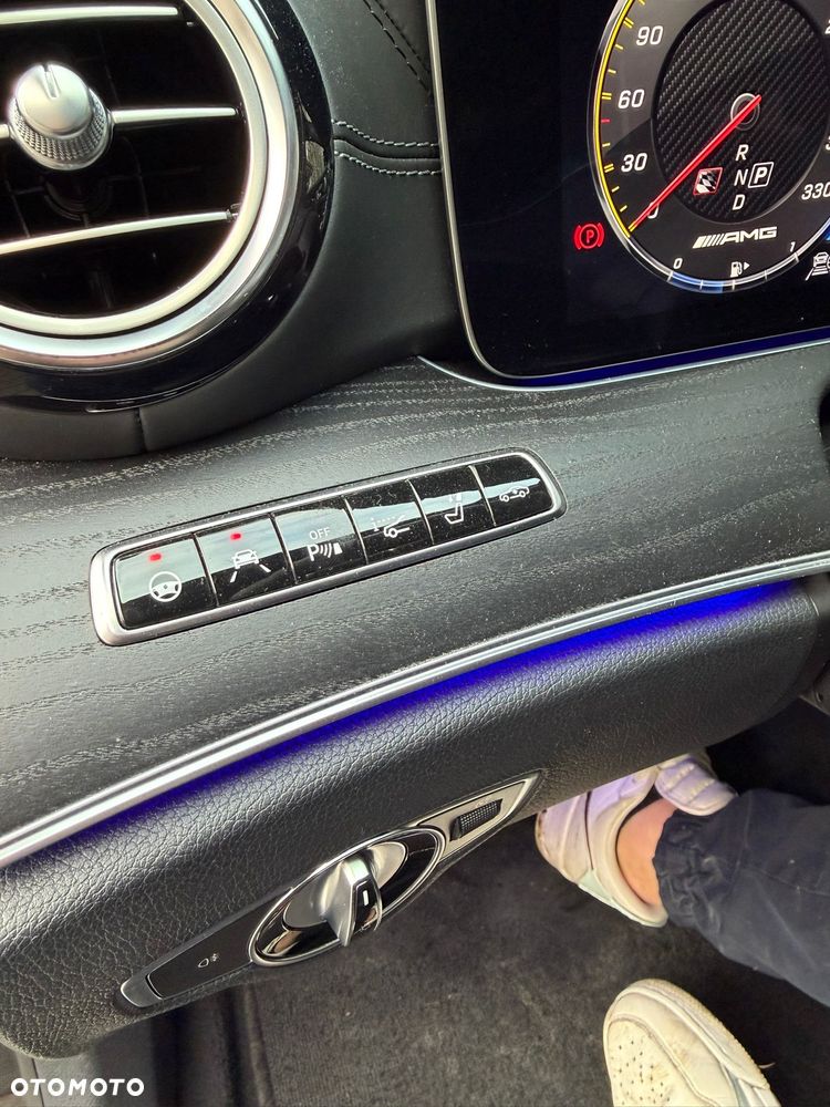 Mercedes-Benz Klasa E AMG 63 S 4Matic+ 9G-TRONIC - 29