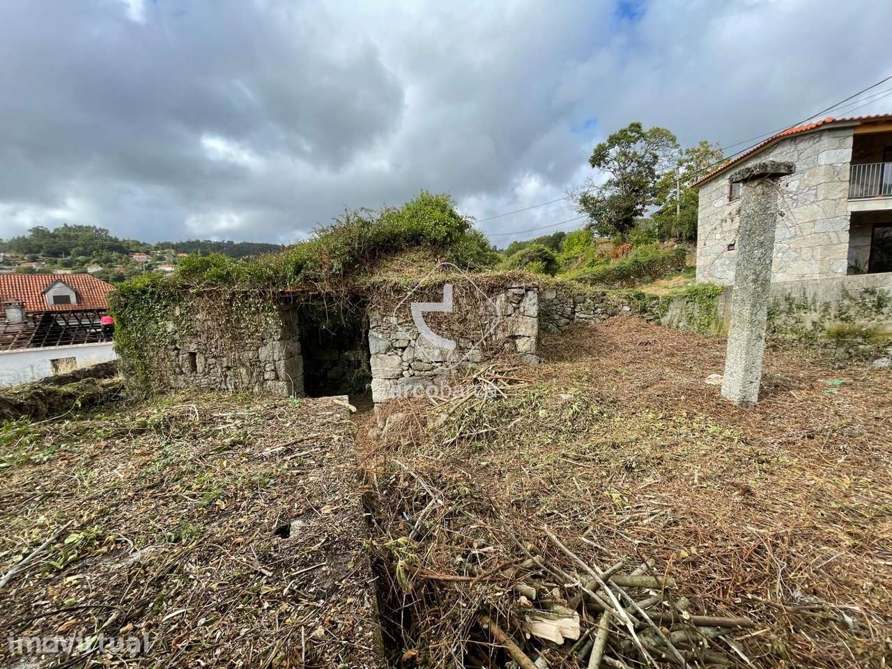 Moradia de pedra, para recuperar, junto da vila de Paredes de Coura - Grande imagem: 3/31