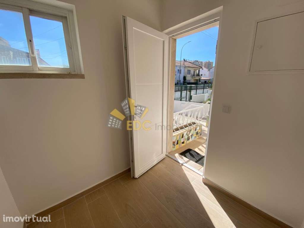 Moradia T3 - Totalmente Remodelada com 2 frentes no centro de Mem M... - Grande imagem: 2/37