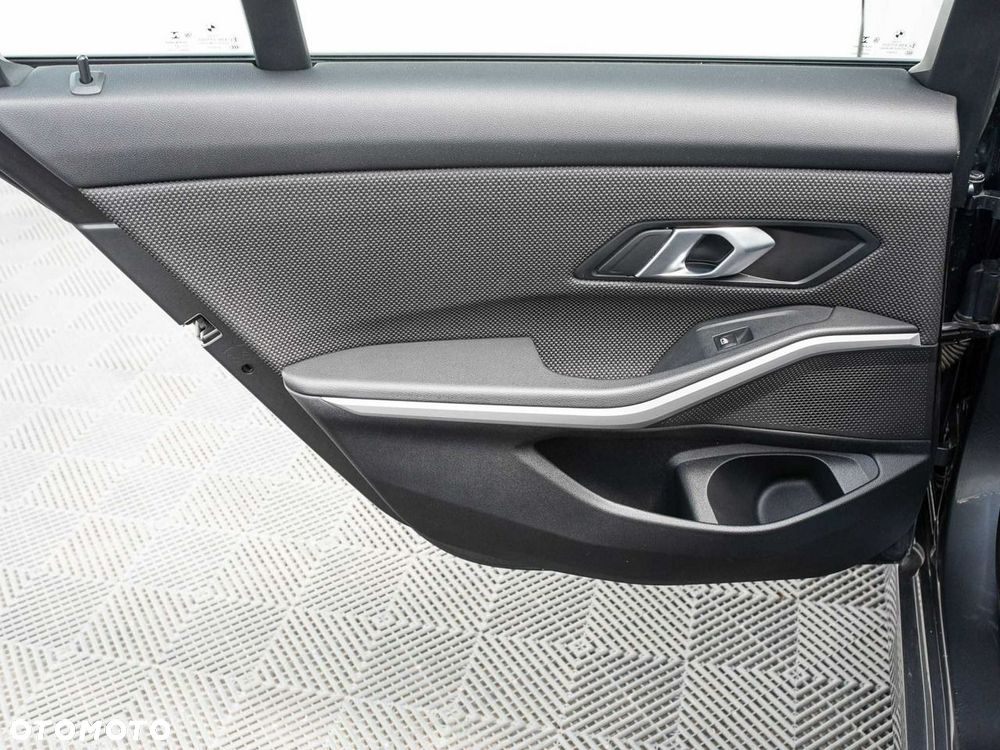 BMW Seria 3 318i - 25