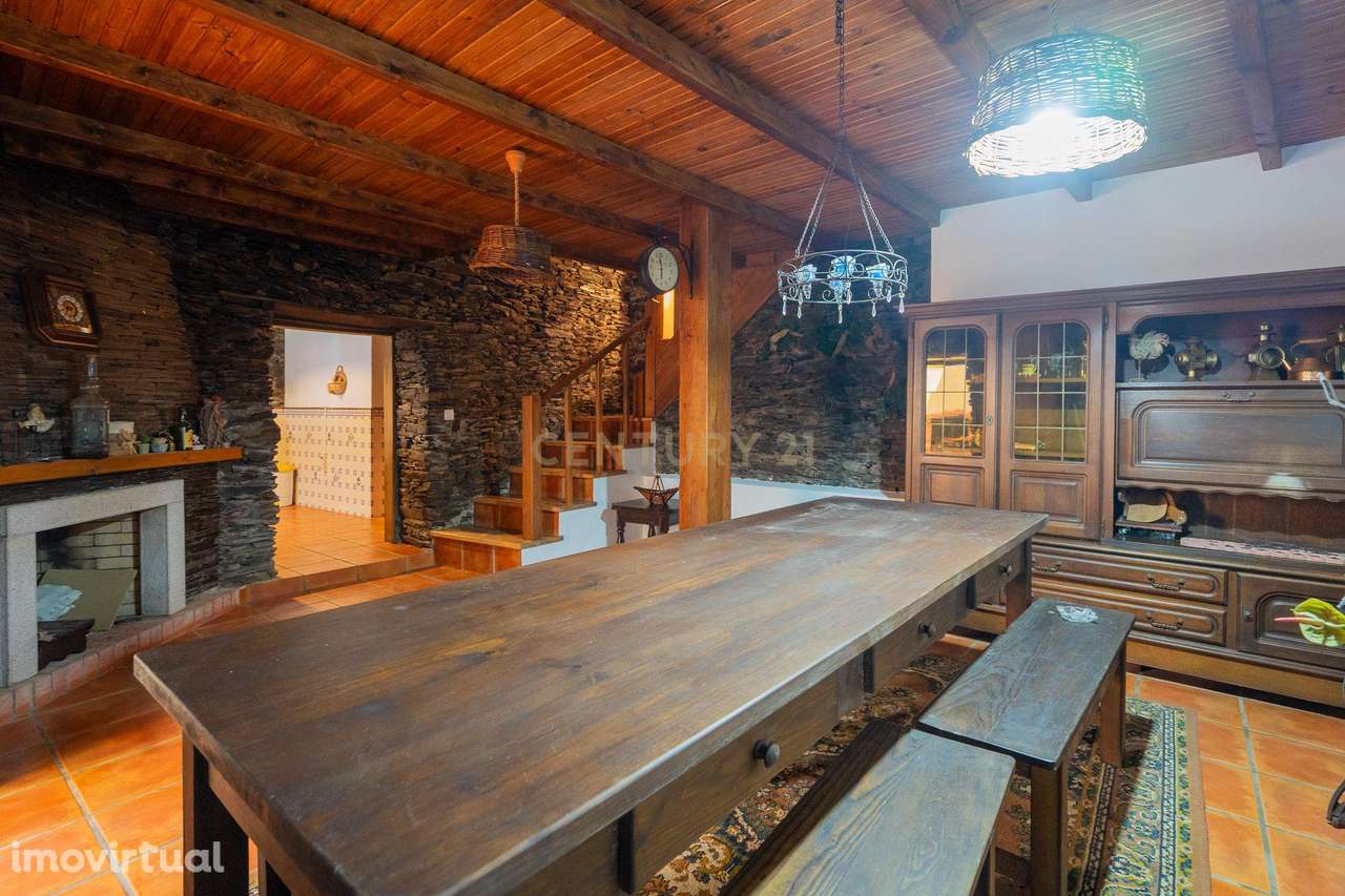 Moradia T5 em bom estado com varanda, visitas boas,sala de festas e ar - Grande imagem: 4/54