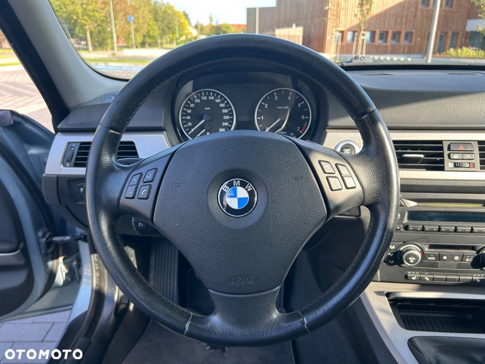 BMW Seria 3 320i - 16