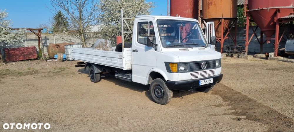 Mercedes-Benz 208 - 11