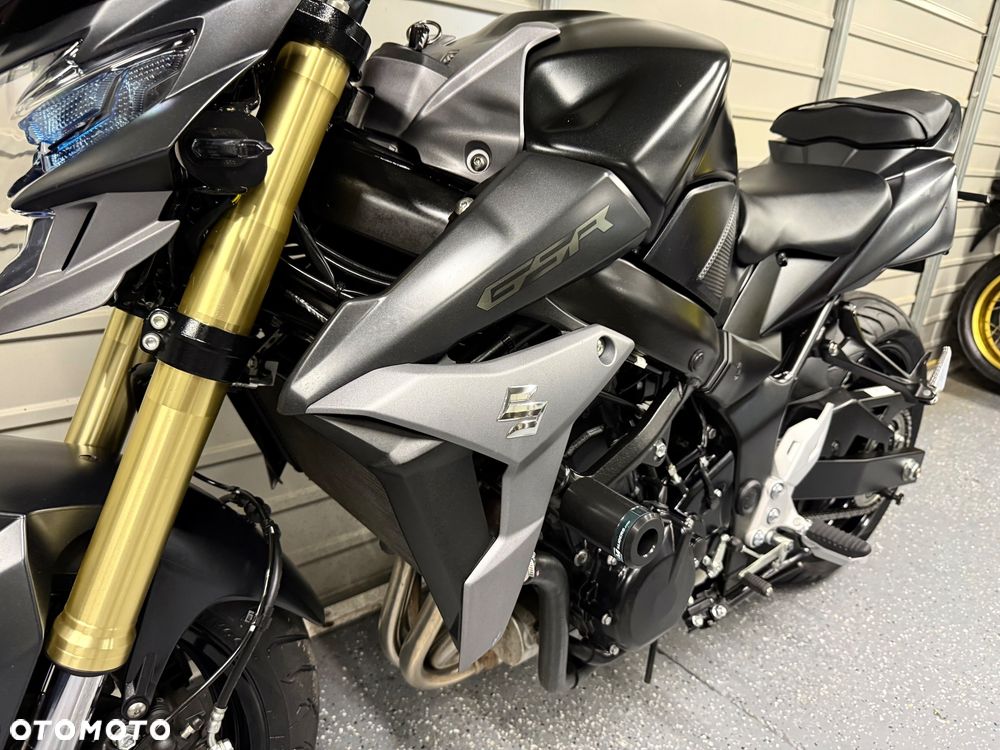 Suzuki GSR - 19