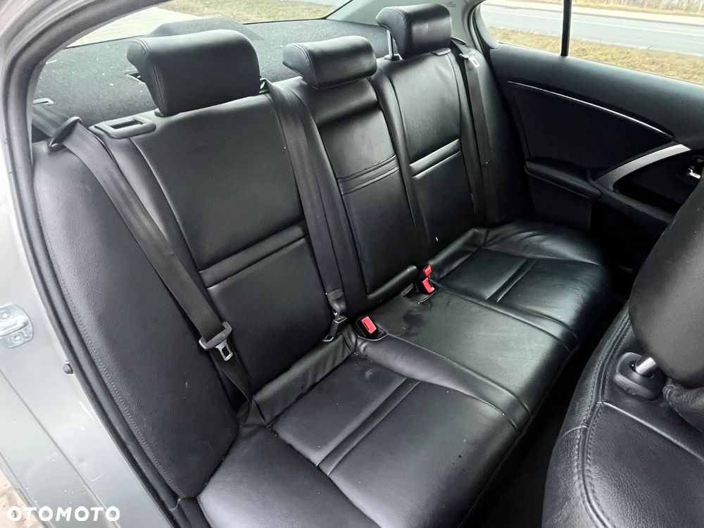 Toyota Avensis 1.6 Premium - 19