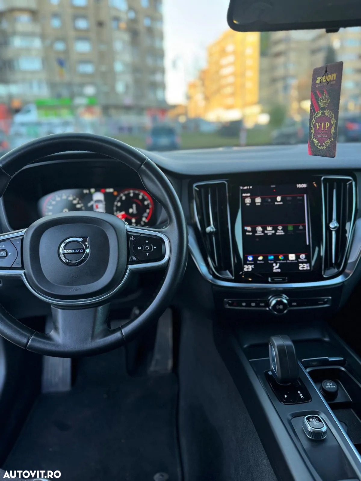 Volvo V60 B3 B DKG Momentum - 19