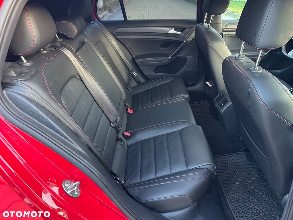 Volkswagen Golf - 8