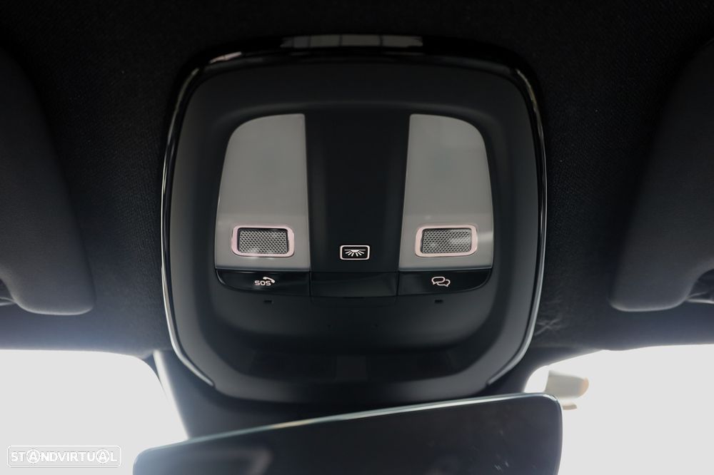 Volvo XC 40 2.0 B3 Plus Dark - 32