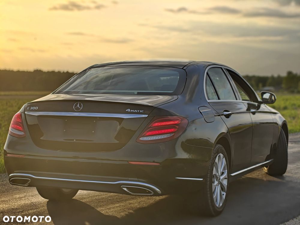 Mercedes-Benz Klasa E 300 9G-TRONIC Exclusive - 16